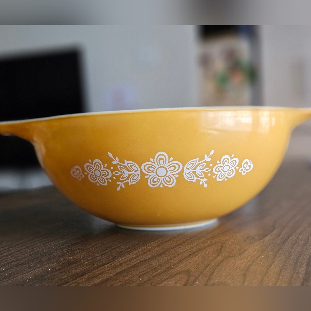 Pyrex Vintage Cinderella Mixing Bowl - Butteffly Gold Collection 4 quart Retro
